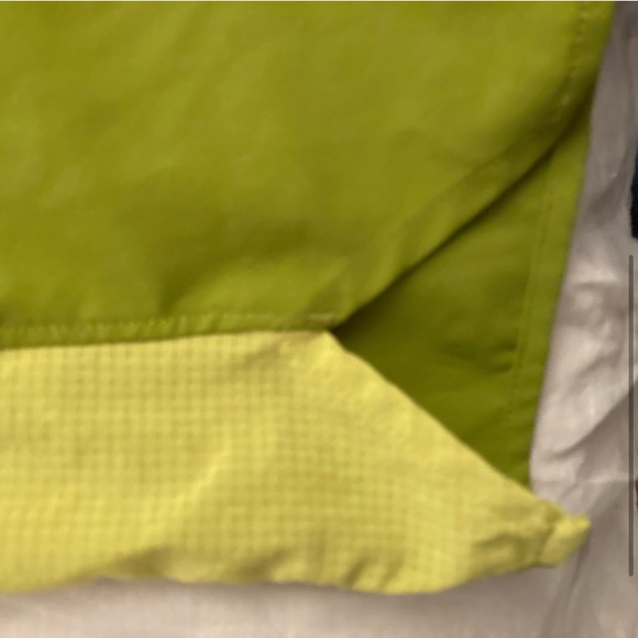 Mossy green outdoor voices stride shorts. Size M - Picture 4 of 5